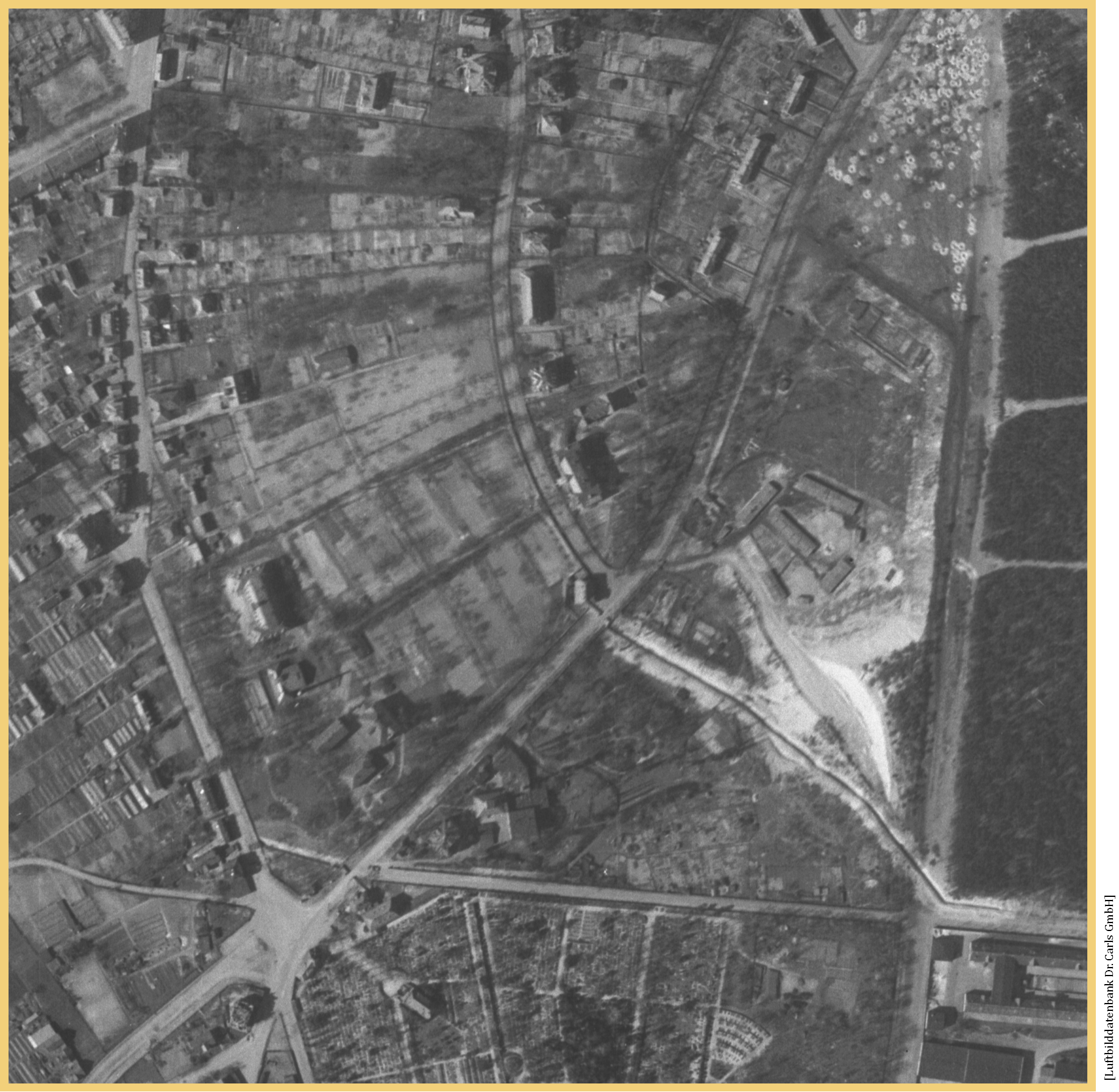Alliierte Luftaufnahme vom 25. März 1945 mit Panzergraben und Baracken des Lagers unten rechts.
