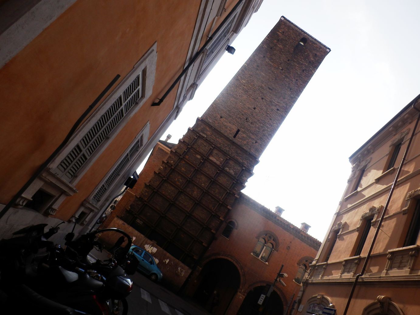 De scheve toren in Ravenna iets schever gemaakt