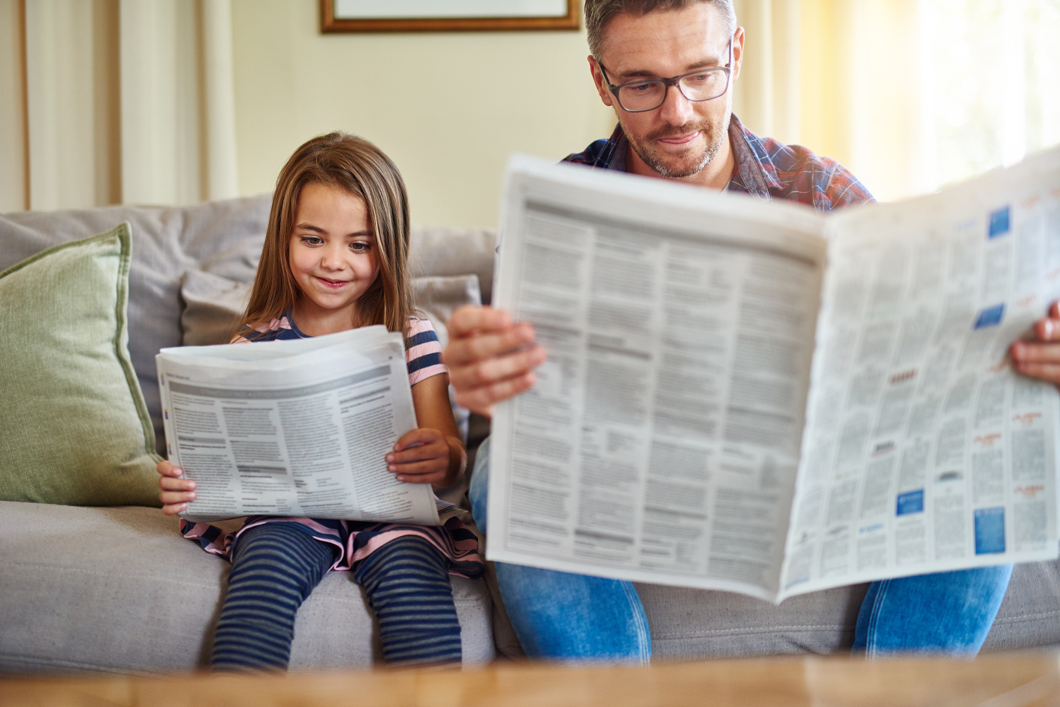 Какие журналы читают в вашей семье. Человек с газетой. Человек читает газету. Газета для детей. Ребенок читает газету.