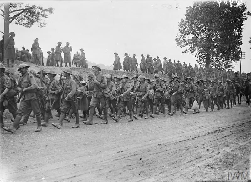 Troupes de la 2e division australienne revenant des tranchées