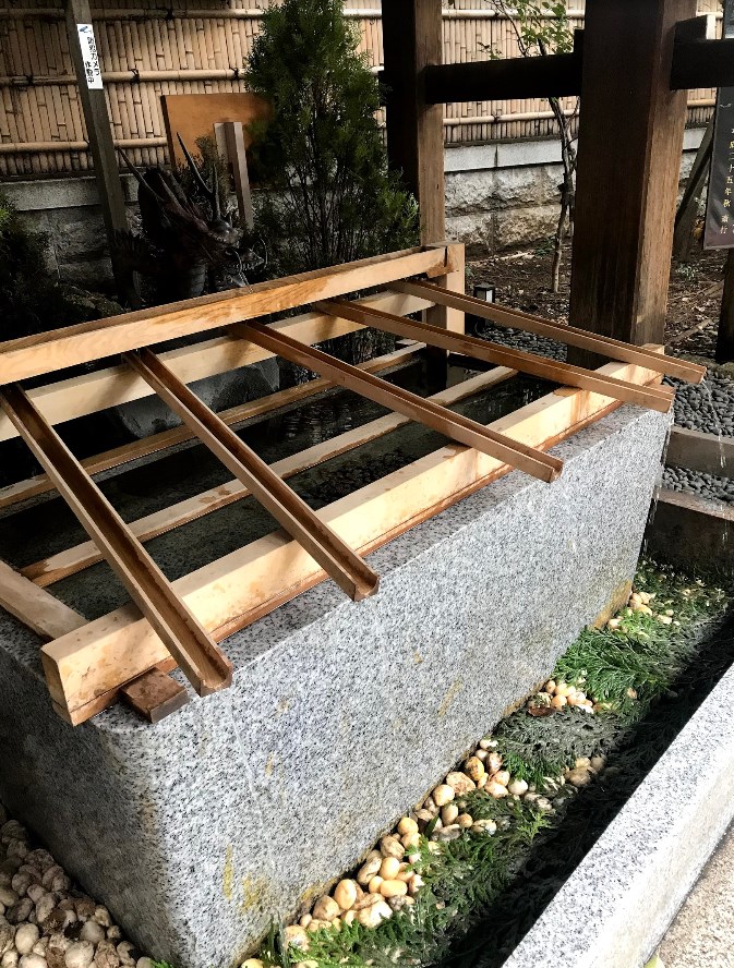 東京大神宮の手水舎は柄杓から水を汲むのではなくて竹を半分に割ったものから水を汲む方法