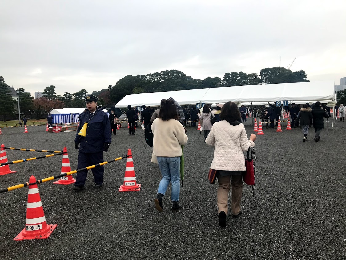 身体検査と手荷物検査をしてからでないと入れませんでした。