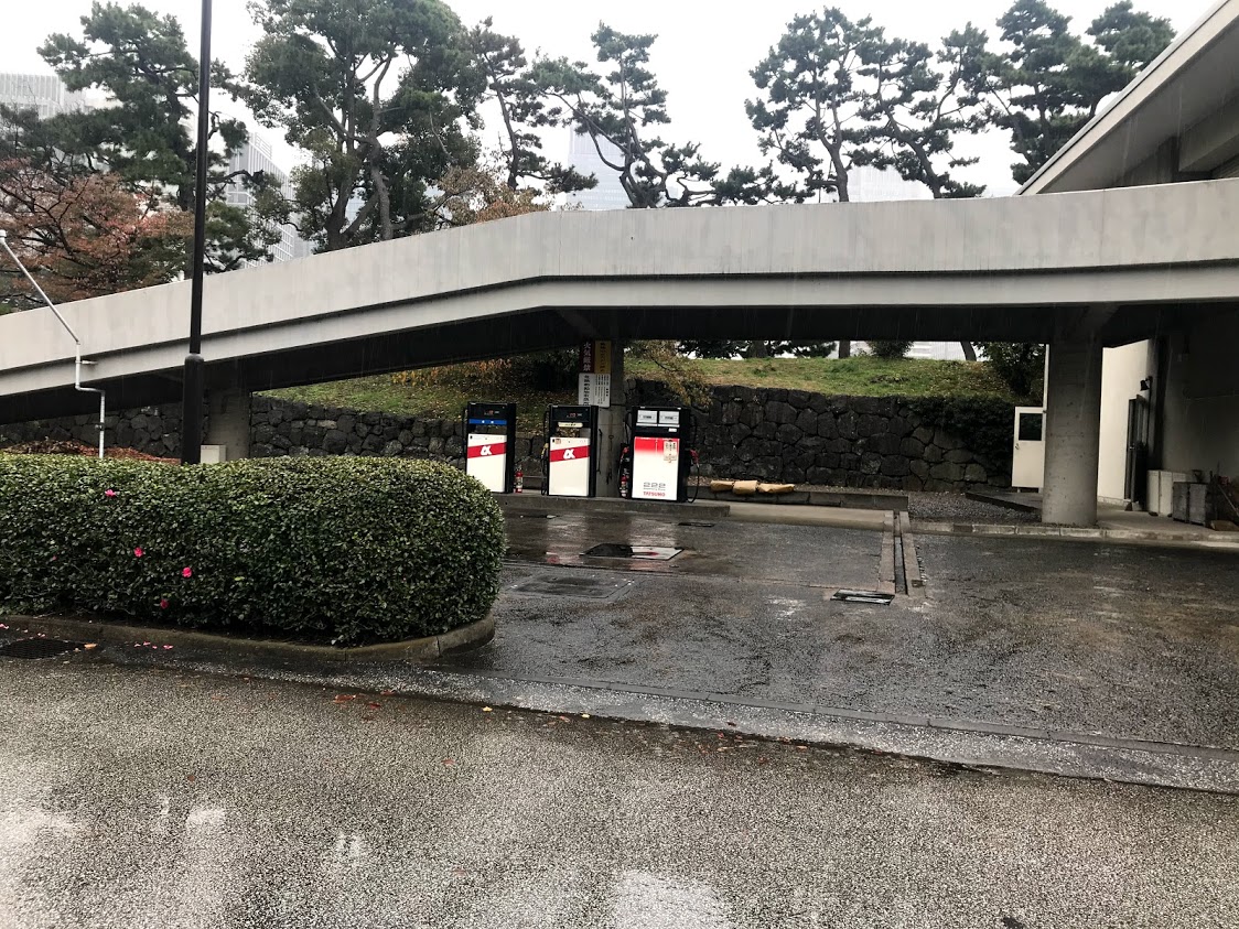 途中ガソリンスタンドがありました。なんかレトロです。