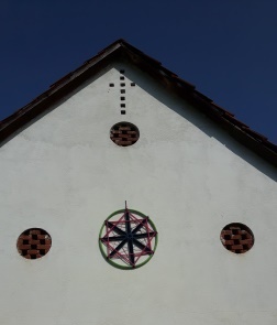 Hausfront der Knopfwerkstatt mit großem Knopf