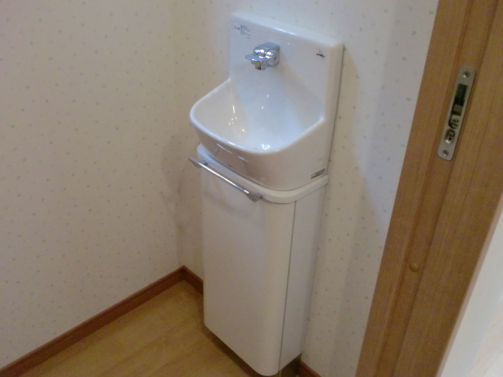 トイレ室　コンパクト手洗い器