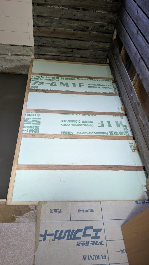 施工中　脱衣室　床断熱材　施工