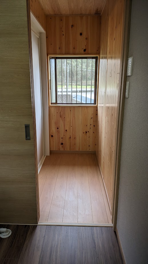 施工後　脱衣室　内装無垢材