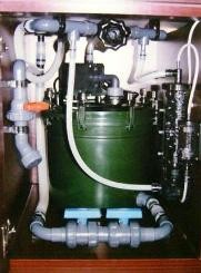 Bild: Aquarium-Technikraum. Optimaler Betrieb eines Eheim-Topffilters, Wasserwechselanschluss, Silikonschläuche, CO2-Diffusion