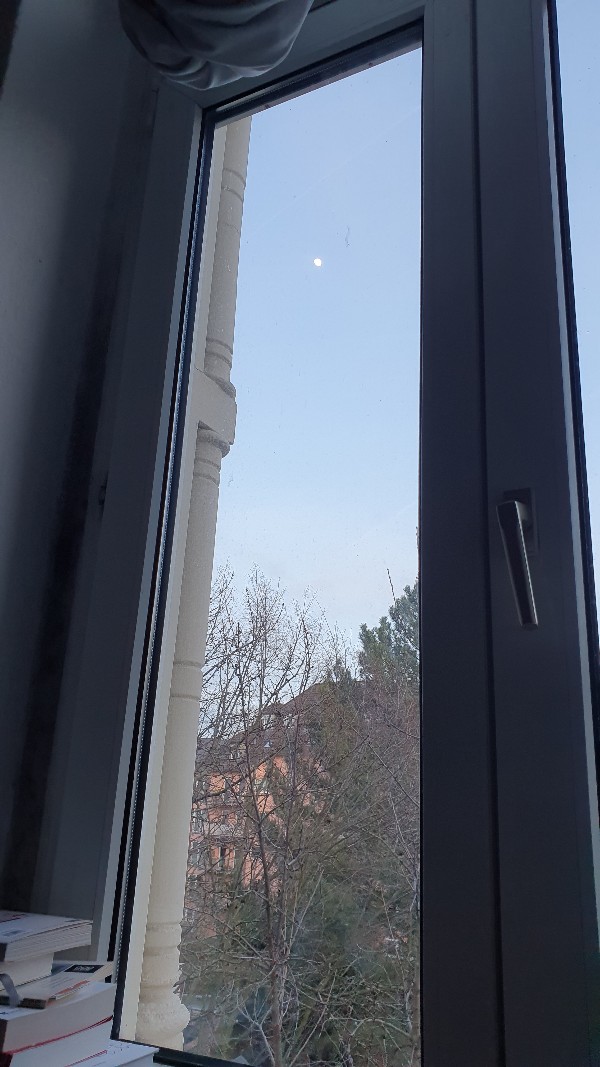 Blick aus dem Fenster mit Mond. Zunehmend.