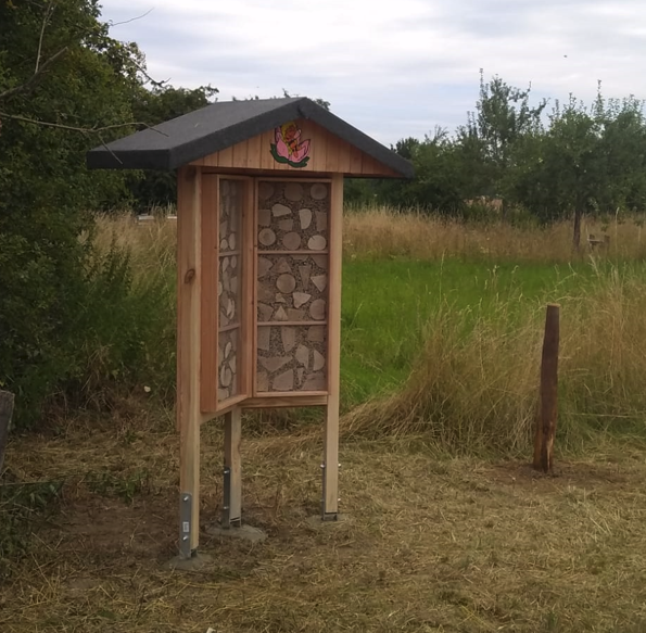 Bienenhotel  extra groß aus Holz mit Holz und Tonkinstäben gefüllt. Auf einer wilden Wiese