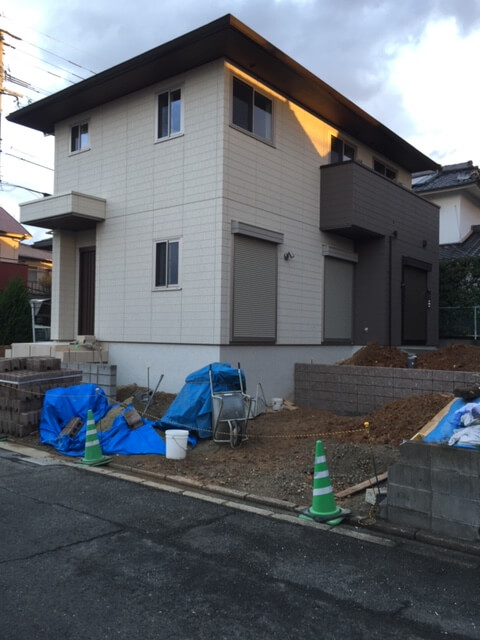 福岡市東区N様邸の外構工事施工中の階段やブロック塀をつくっている写真