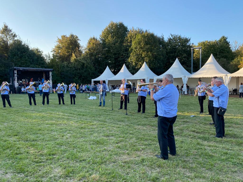 Der Musikverein Frohsinn Norf spielt auf dem Festplatz.