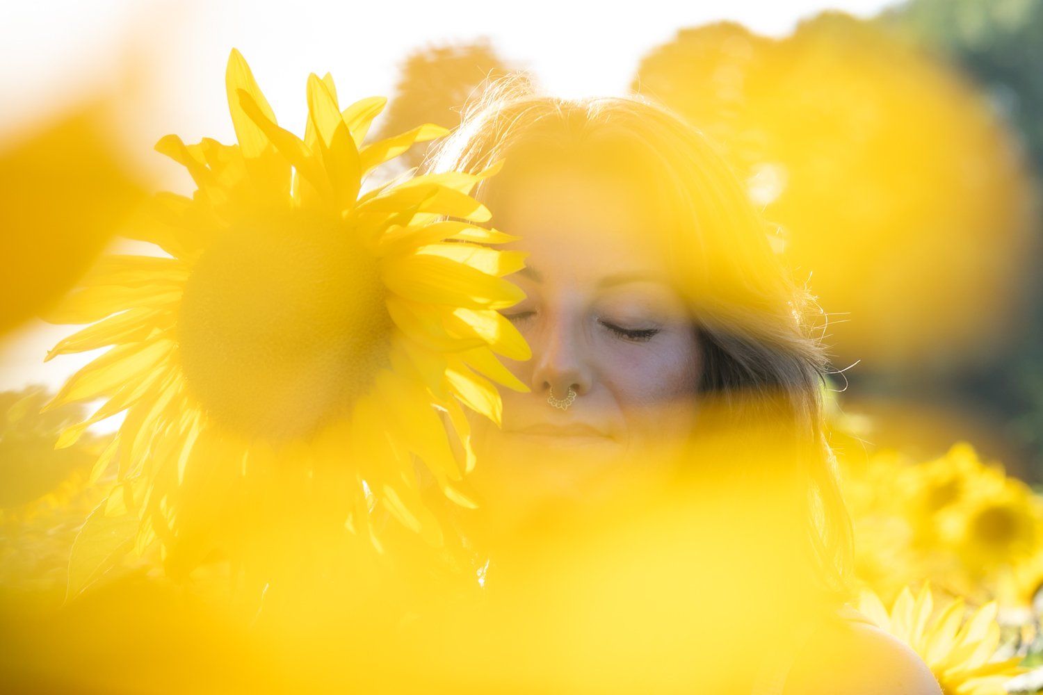 Portraitfotografie im Sonnenblumenfeld bei Reutlingen