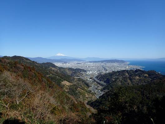  満観峰～花沢山の登山道からの静岡市街と富士山