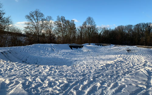 Pumptrack von Schneedecke eingehüllt