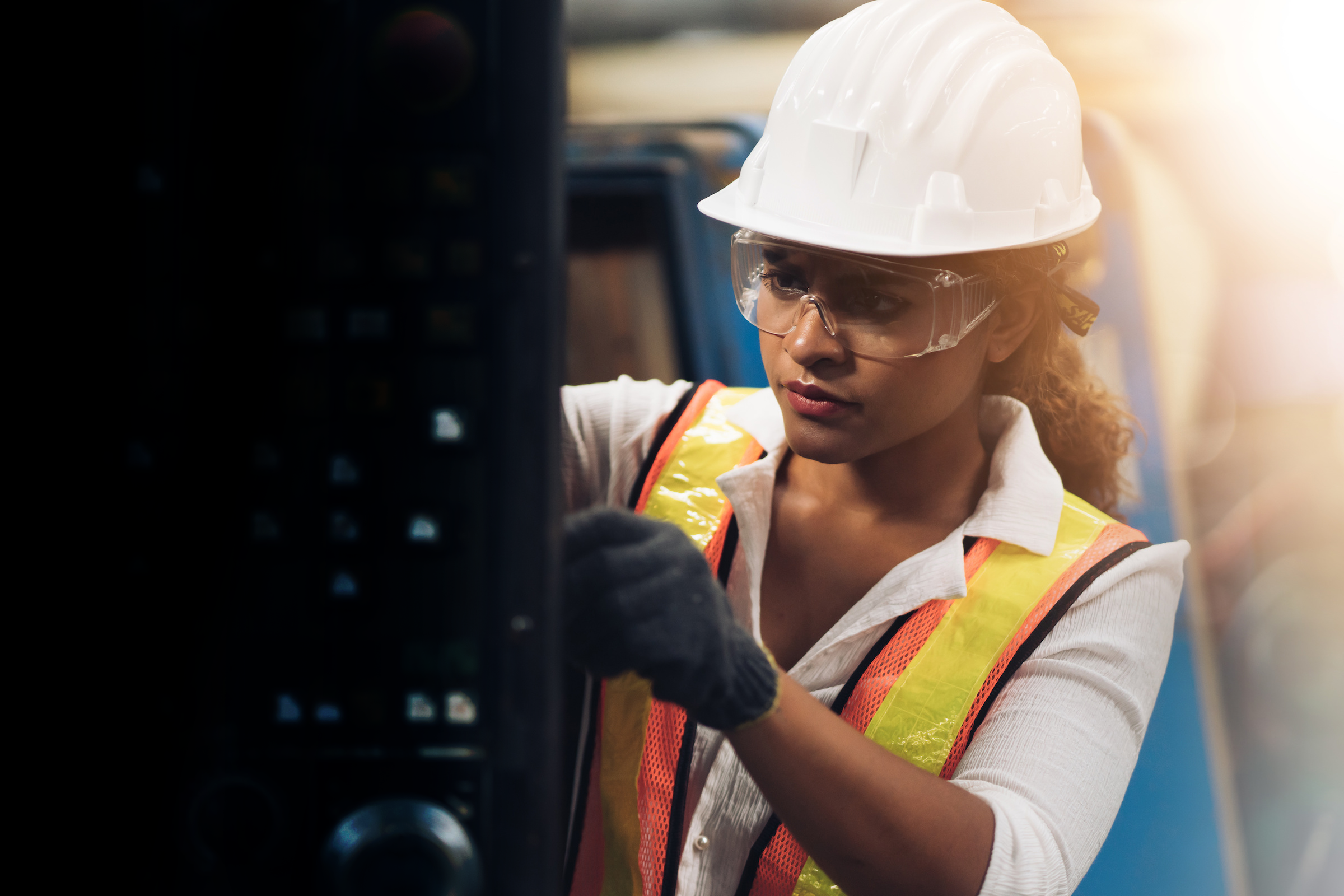 Женщина инженер на заводе. Woman in engineering. Девушка строитель. Девушка в строительной каске. Женские профессии.