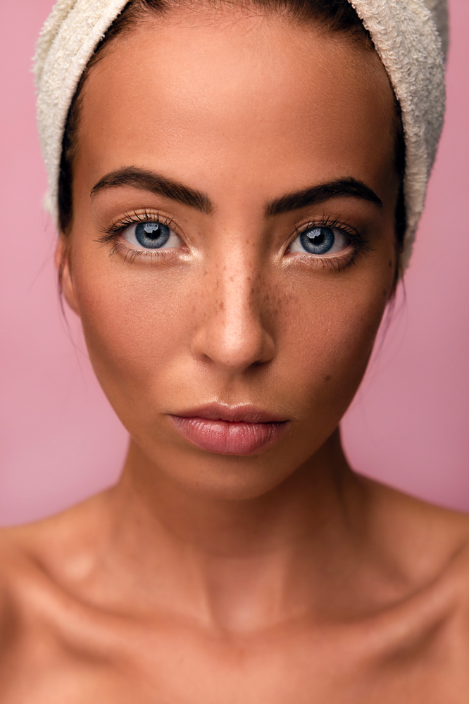 Hair & Make-up Artist für Editorial Beauty Shooting – präzises Make-up im Close-up