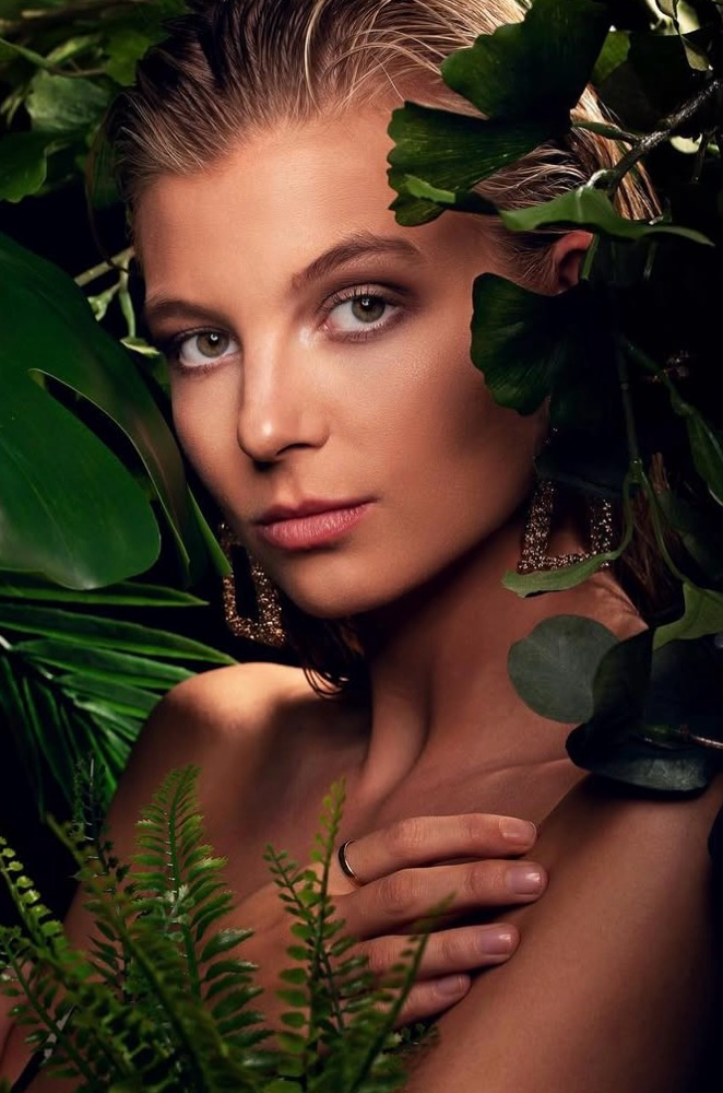 Hair & Make-up Artist für Editorial Beauty Shooting – präzises Make-up im Close-up