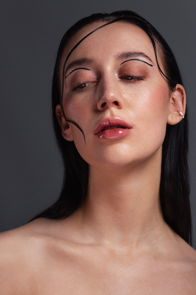 Hair & Make-up Artist für Editorial Beauty Shooting – präzises Make-up im Close-up