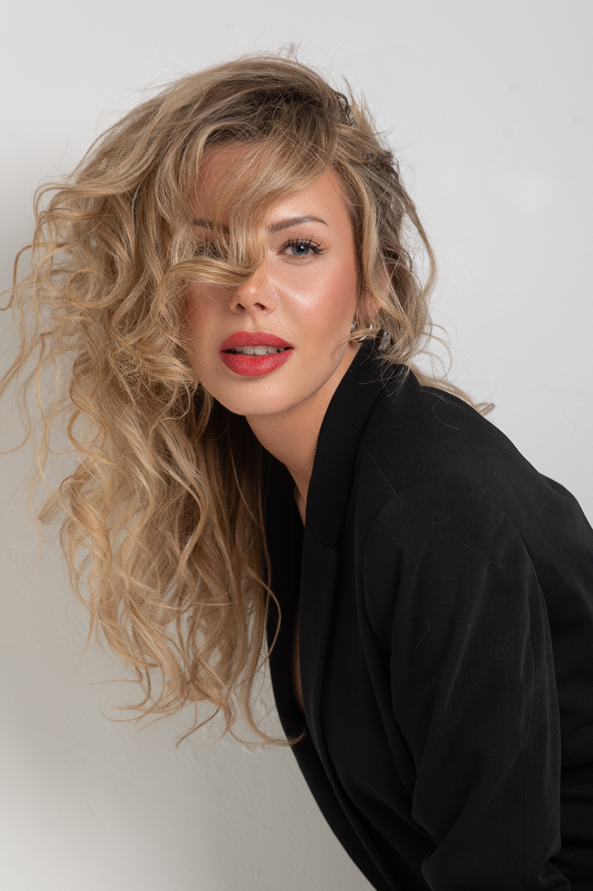 Hair & Make-up Artist für Editorial Beauty Shooting – präzises Make-up im Close-up