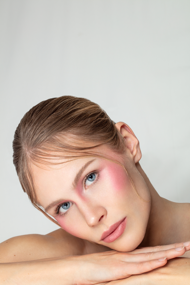 Hair & Make-up Artist für Editorial Beauty Shooting – präzises Make-up im Close-up
