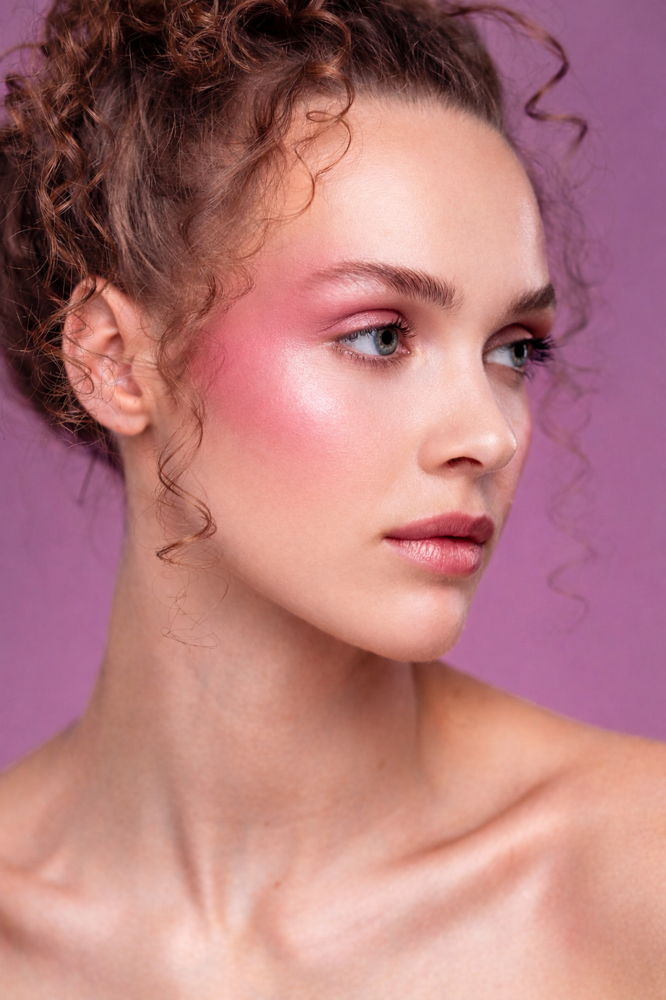 Hair & Make-up Artist für Editorial Beauty Shooting – präzises Make-up im Close-up