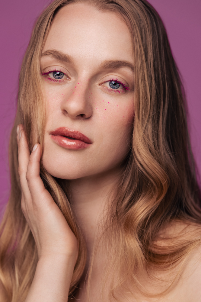 Hair & Make-up Artist für Editorial Beauty Shooting – präzises Make-up im Close-up