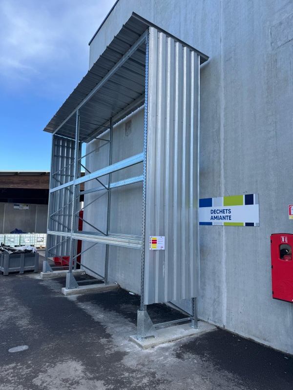 Palettier extérieur avec bardage et toiture à Toulouse