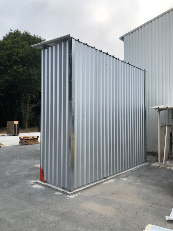 Rayonnage à palettes avec bardage et toiture