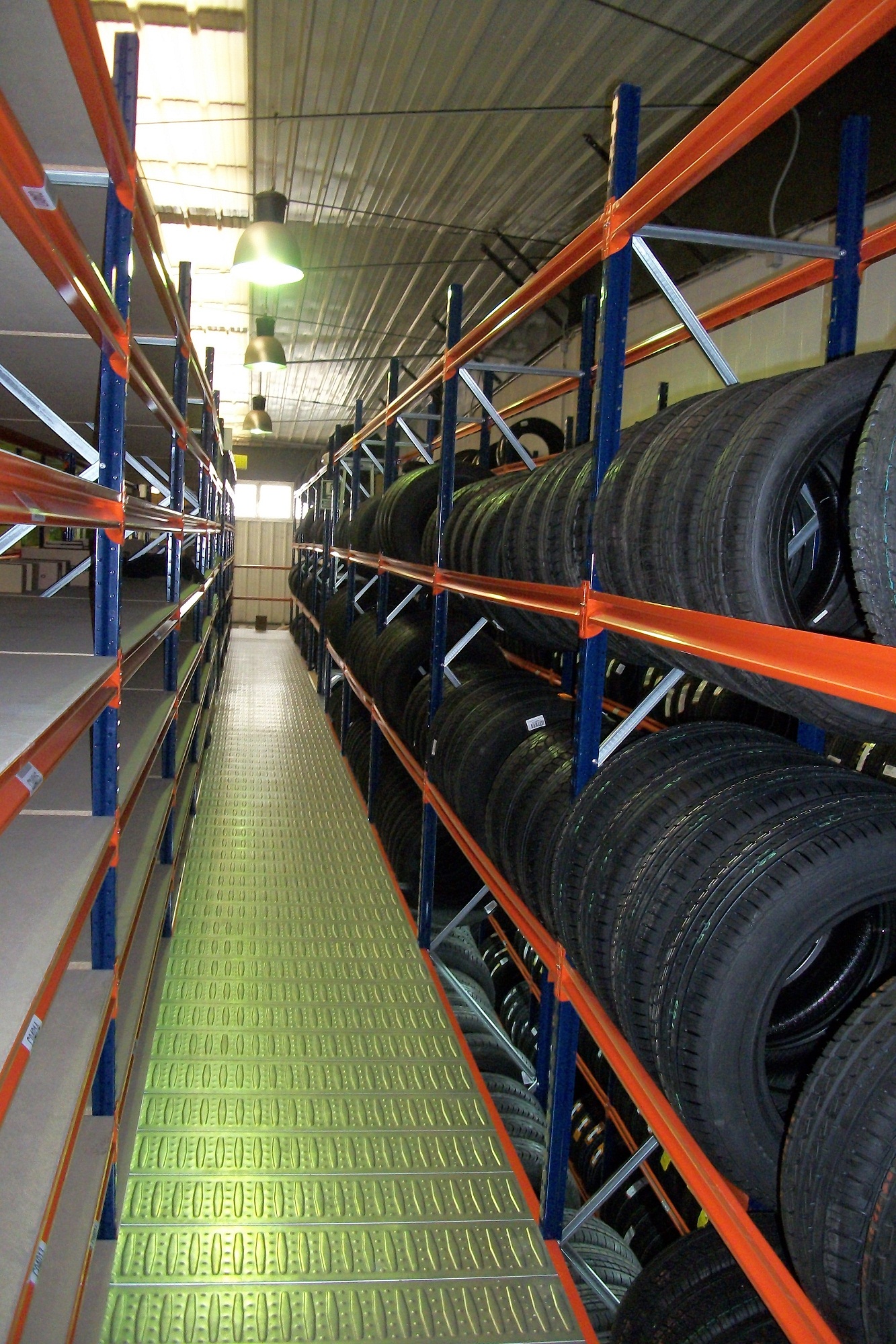 Rayonnage pneus Sisam