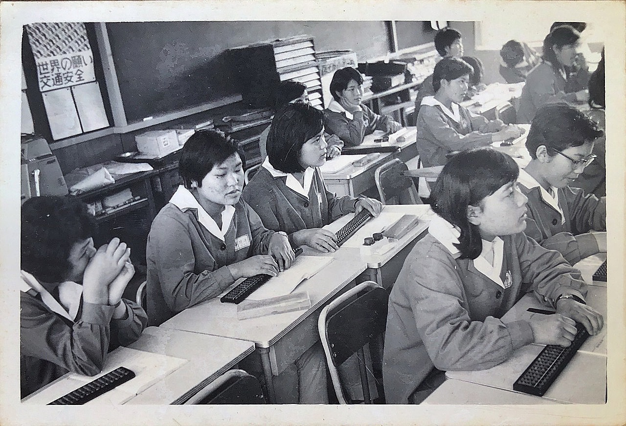 昭和の教室 そろばん授業のモノクロ写真 汚れとコントラスト低下
