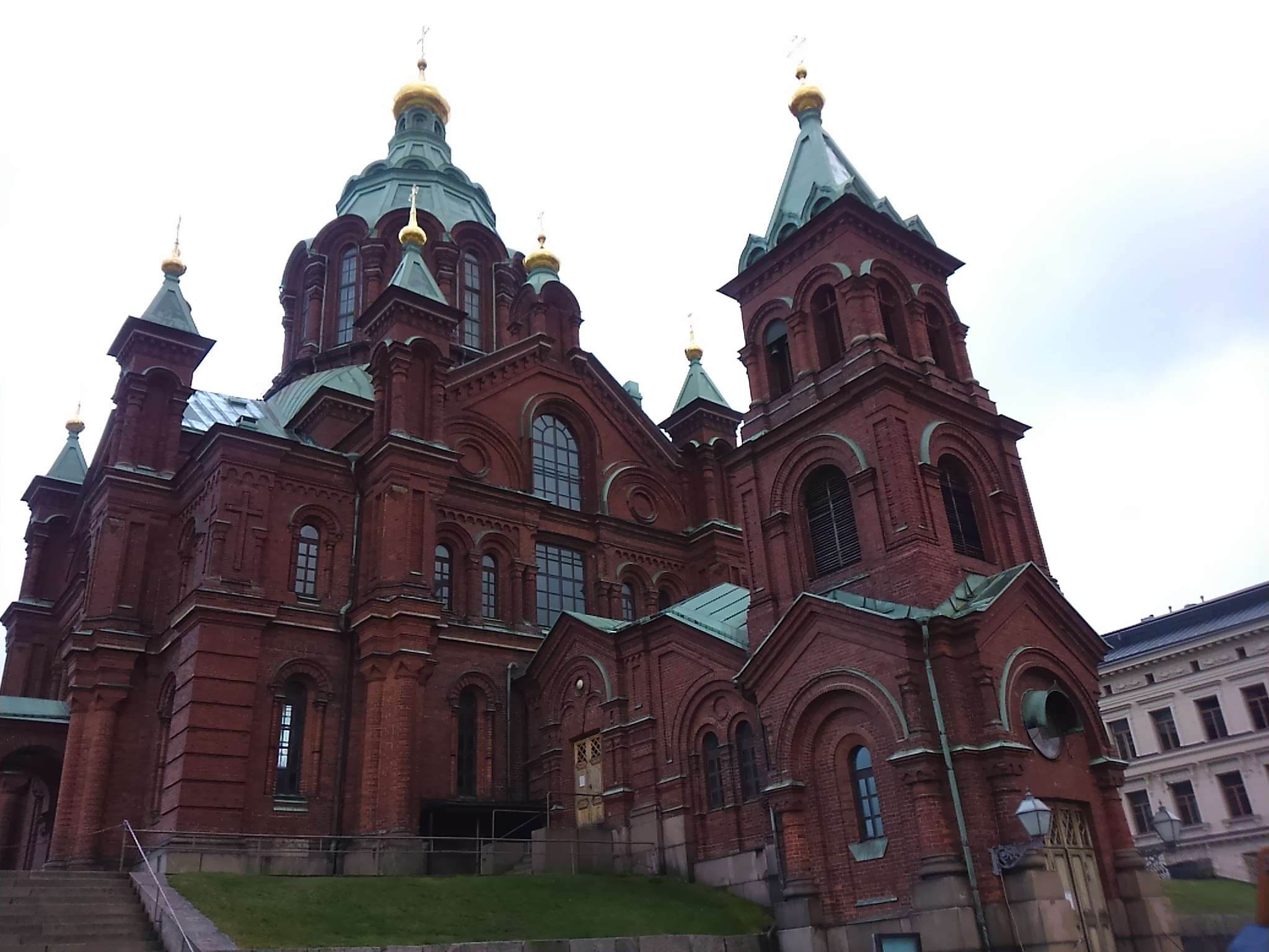 黄金の玉ねぎ屋根が乗ったレンガ造りの教会は、北欧最大のロシア正教の教会、ウスペンスキー寺院。