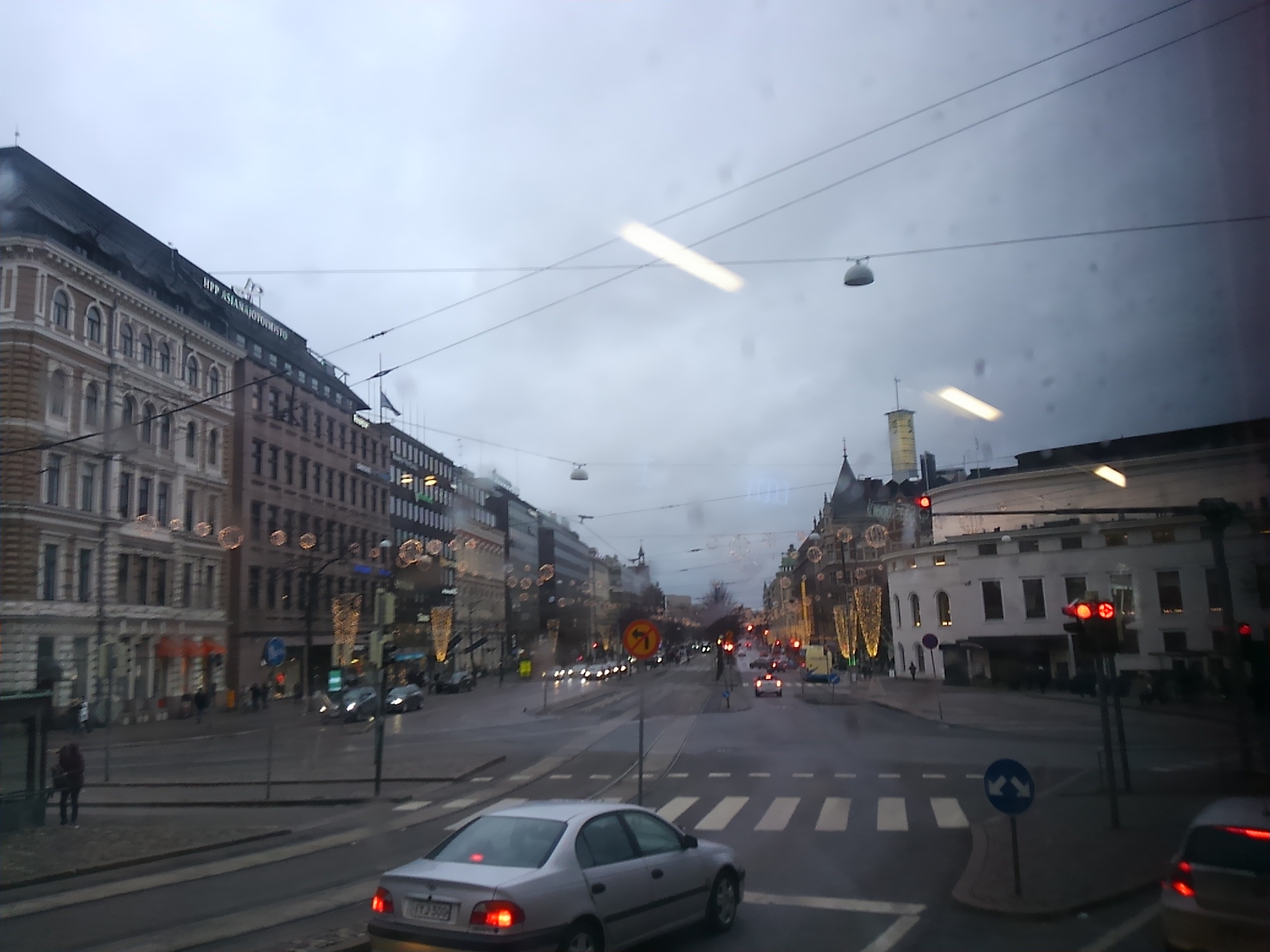 ヘルシンキの中心街も、真昼間なのに薄ぼんやり。