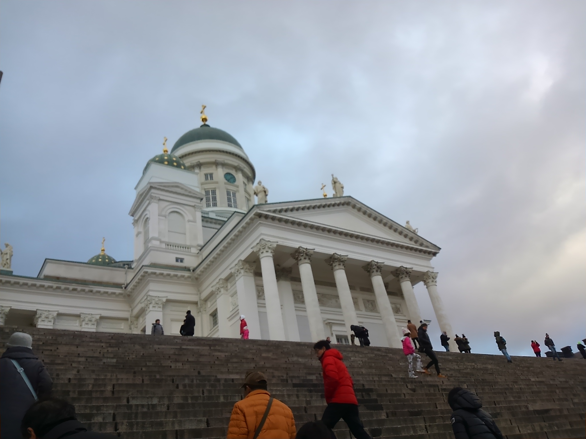 ヘルシンキ大聖堂へはこの高い階段をしっかり登らないといけない。