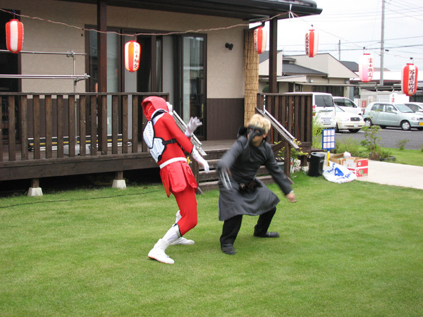 旧マスクでの最後の活躍は、レッドとヤブカーンの激闘