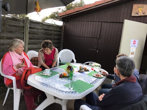 Gemütliche Unterhaltung beim Spaghetti-Plausch