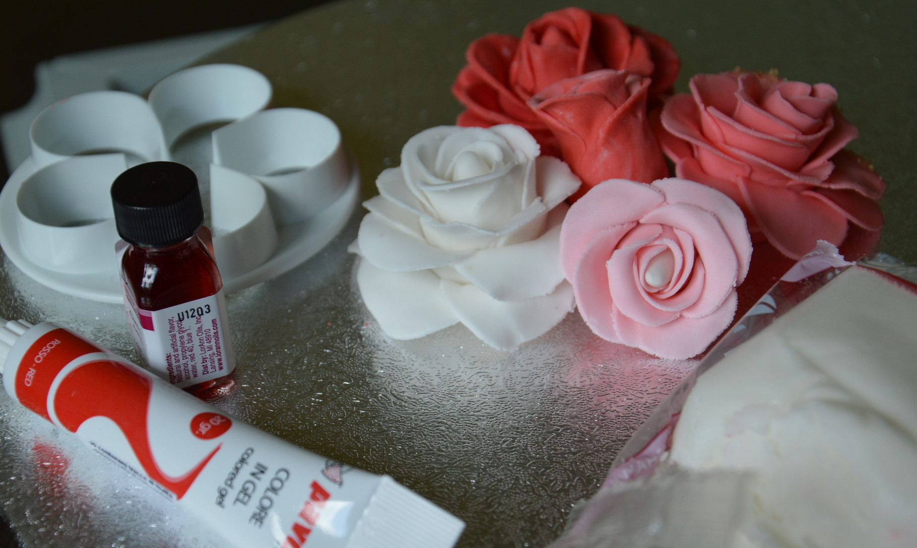 Pirmas bandymas sukurti saldžias rožes tortui papuošti. 