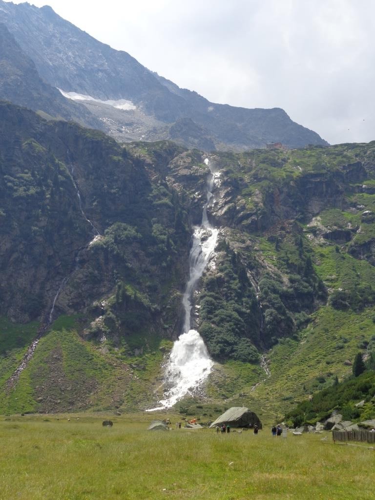 Rückblick auf Sulzenauer Hütte mit Wasserfall