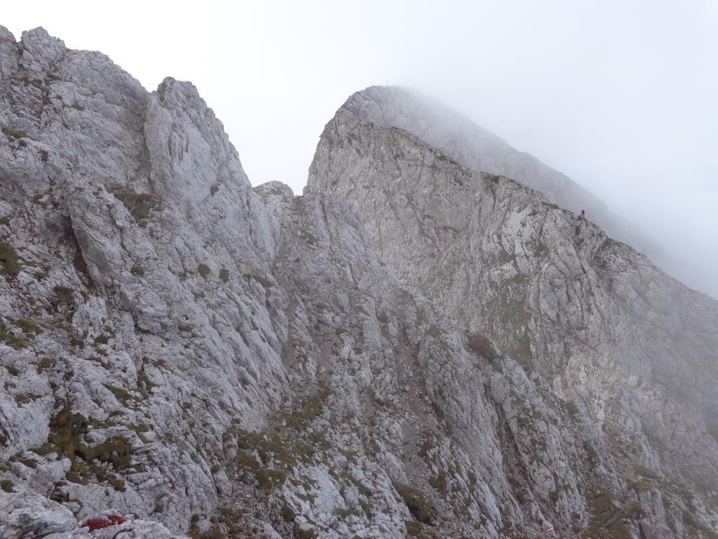 Blick auf den Gipfel - Kreuz noch im Nebel