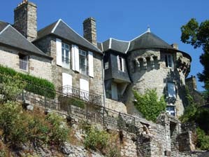 Domfront, tour rue des Fossés Plisson