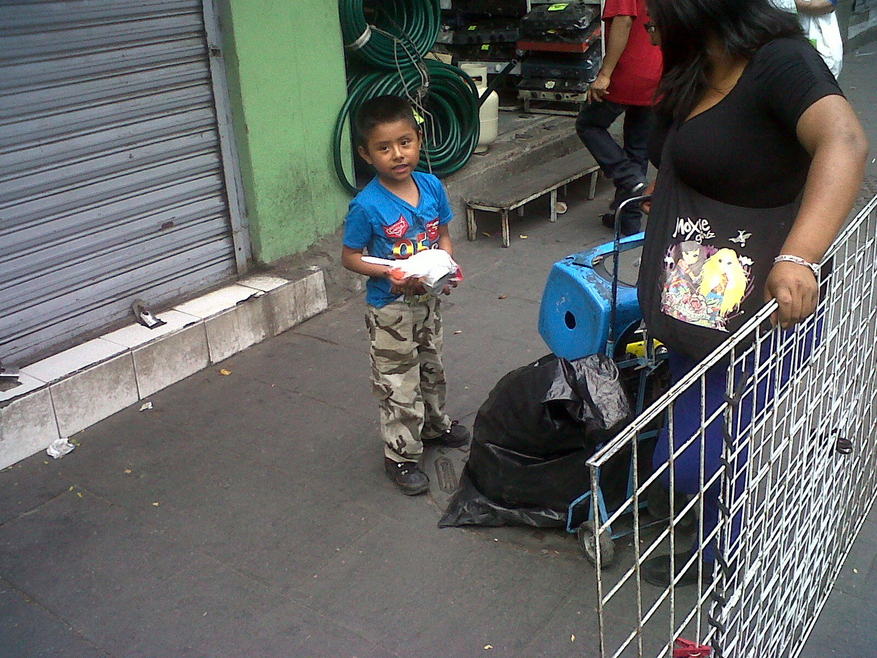 Otro pequeño que trabaja porque en su casa se necesita.