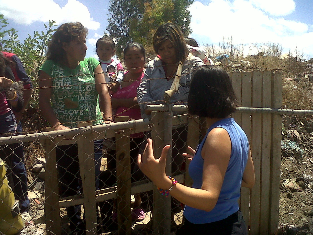 Éricka habla con las mamás acerca de OMAFANI y los niños.