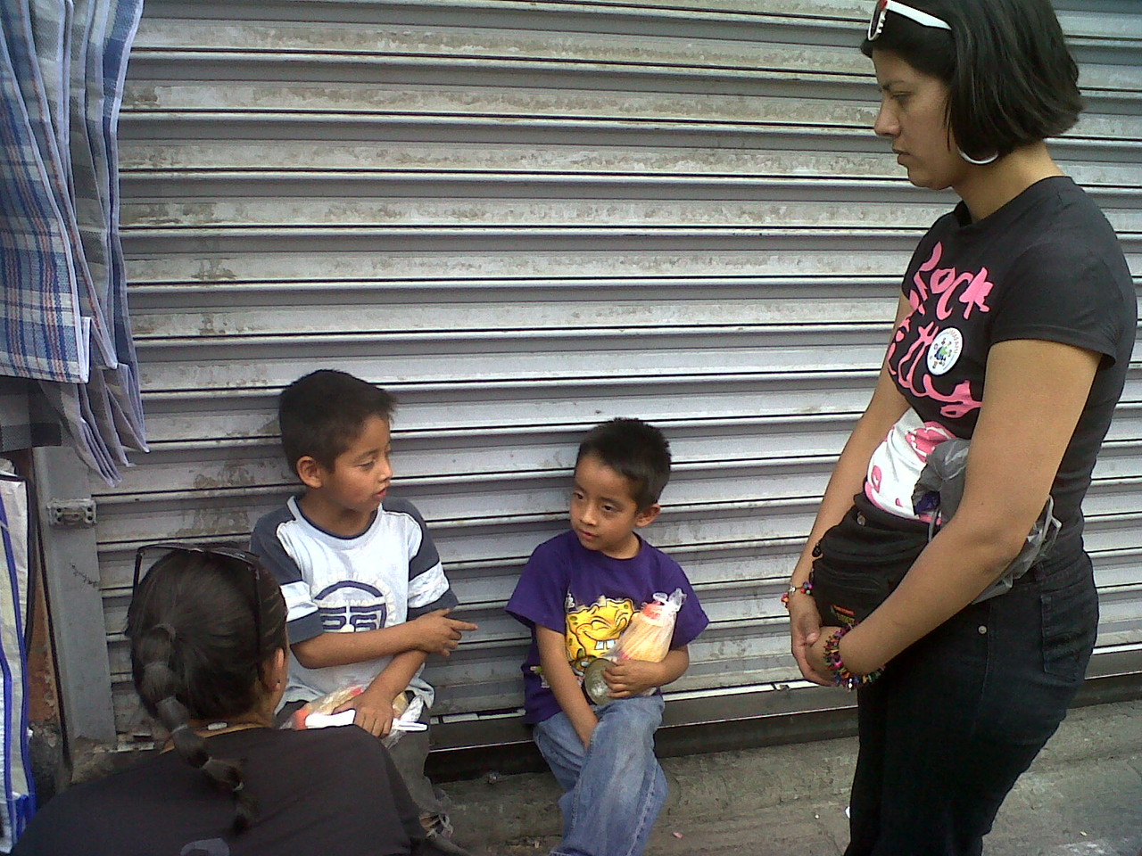 Estos dos hermanitos correteaban por la calle cuando los vimos.