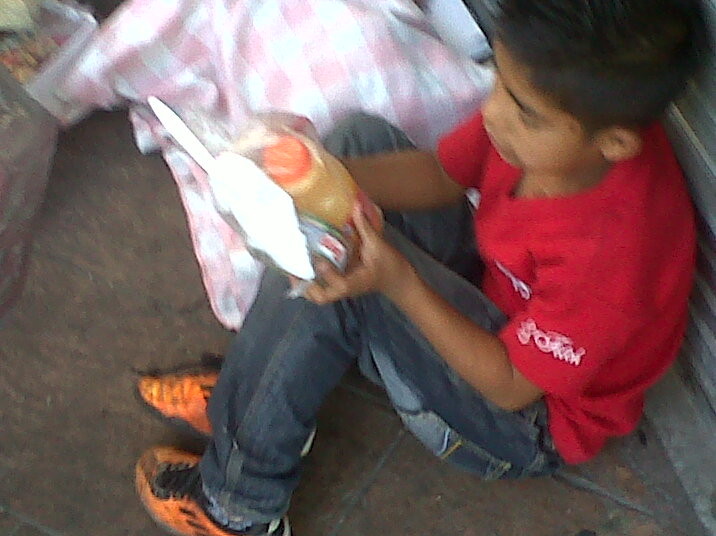 Este muchachito es el mayor de cuatro hermanos. (El quinto viene en camino). Todos vienen a trabajar (vender) al Centro Histórico con su mamá desde el estado de México.