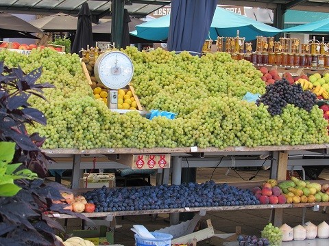 Auf dem Markt, üppiges Angebot an Obst