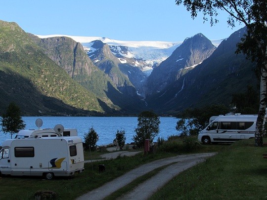 Stellplatz in Briksdal, nördlich vom Jostedalsbreen. Im Hintergrund ist wieder die Gletscherzunge zu sehen.