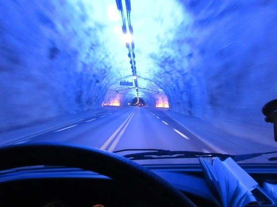 Endlose Tunnels in Norwegen. Häufig, um für Abwechslung zu sorgen, in der Mitte beleuchtet.