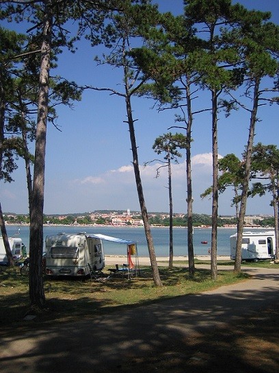 Camping "Medulin" im Süden von Kroatien (Istrien). Ein traumhaft gelegener Naturcampingplatz mit vielen Bäumen. Schöne, gut begehbare Badebucht. Top Verhältnisse für Surfer. 