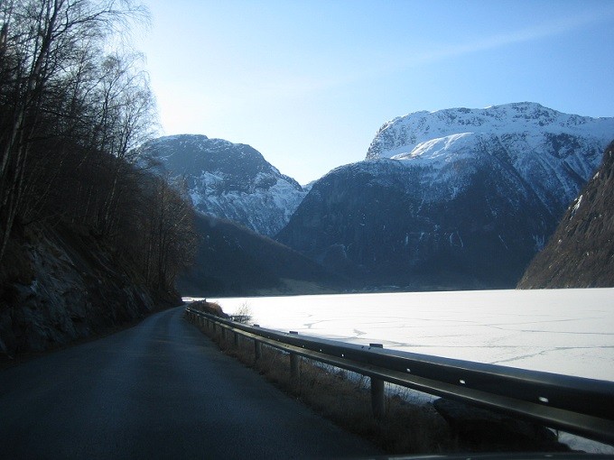 Im Schatten war der Fjord noch von einer Eisschicht bedeckt