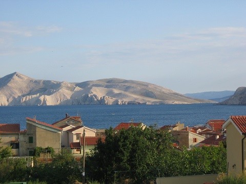 Blick über Baska rüber nach Rab (Rechts klein im Hintergrund), und links, einer vorgelagerten Insel von Krk